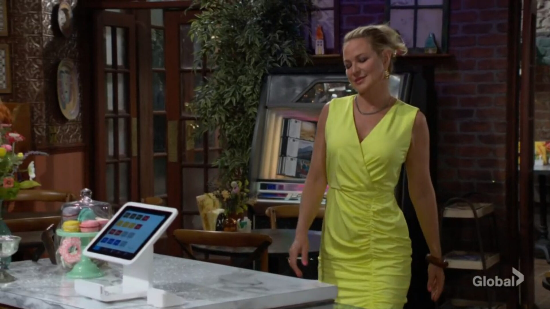 sharon struts in yellow young restless