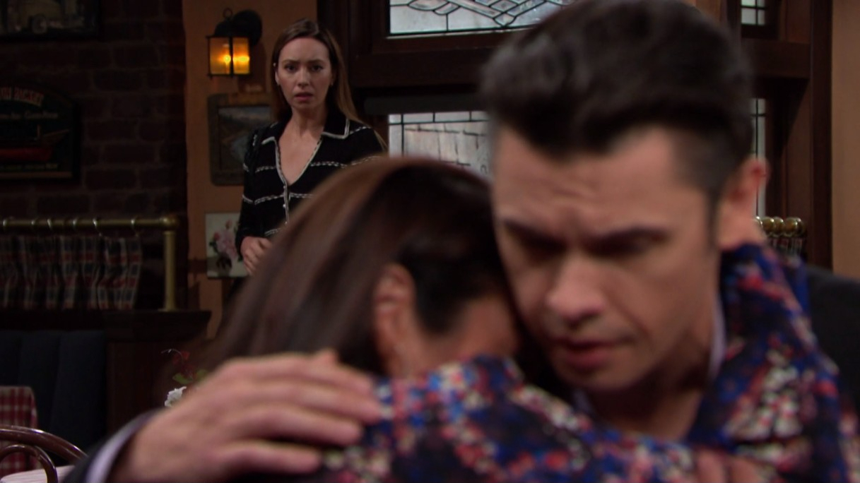 gwen catches chloe in xander's arms