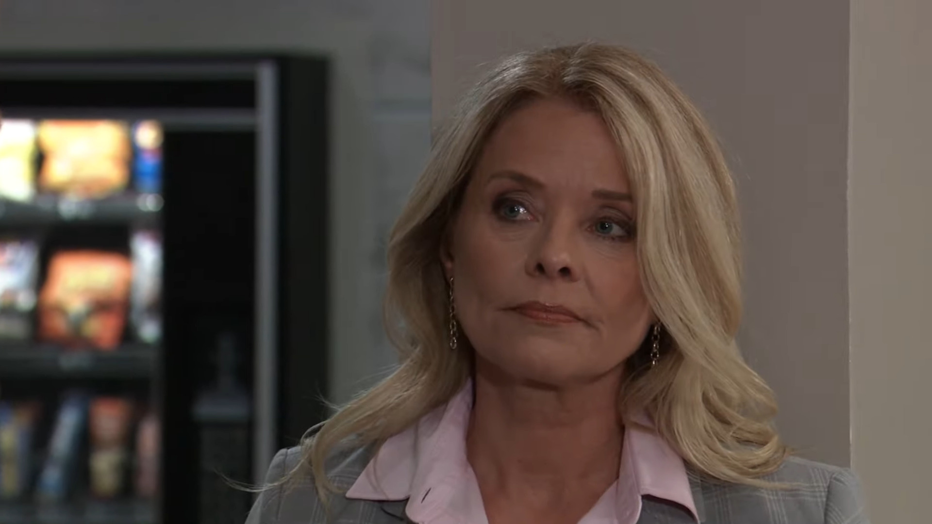 felicia chats with robert at gh