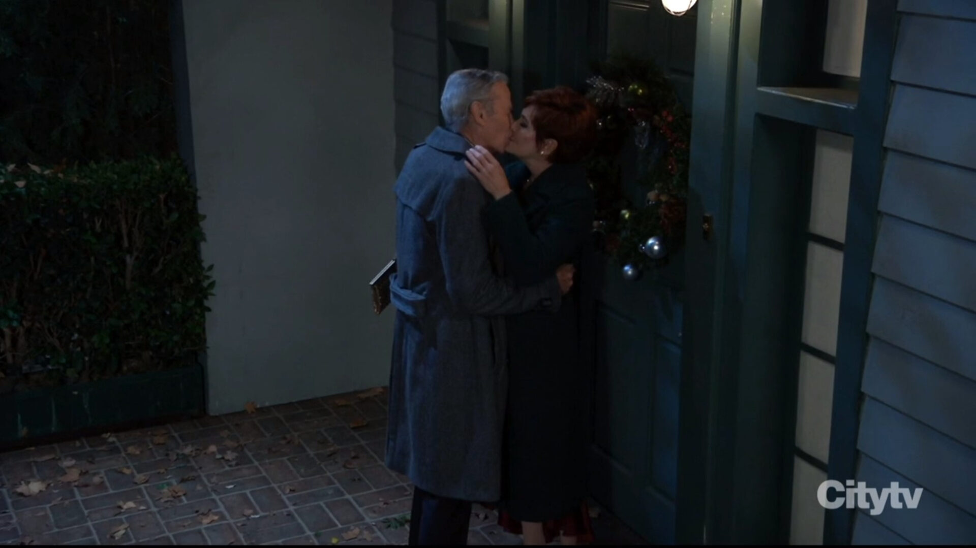 robert and diane kissing outside